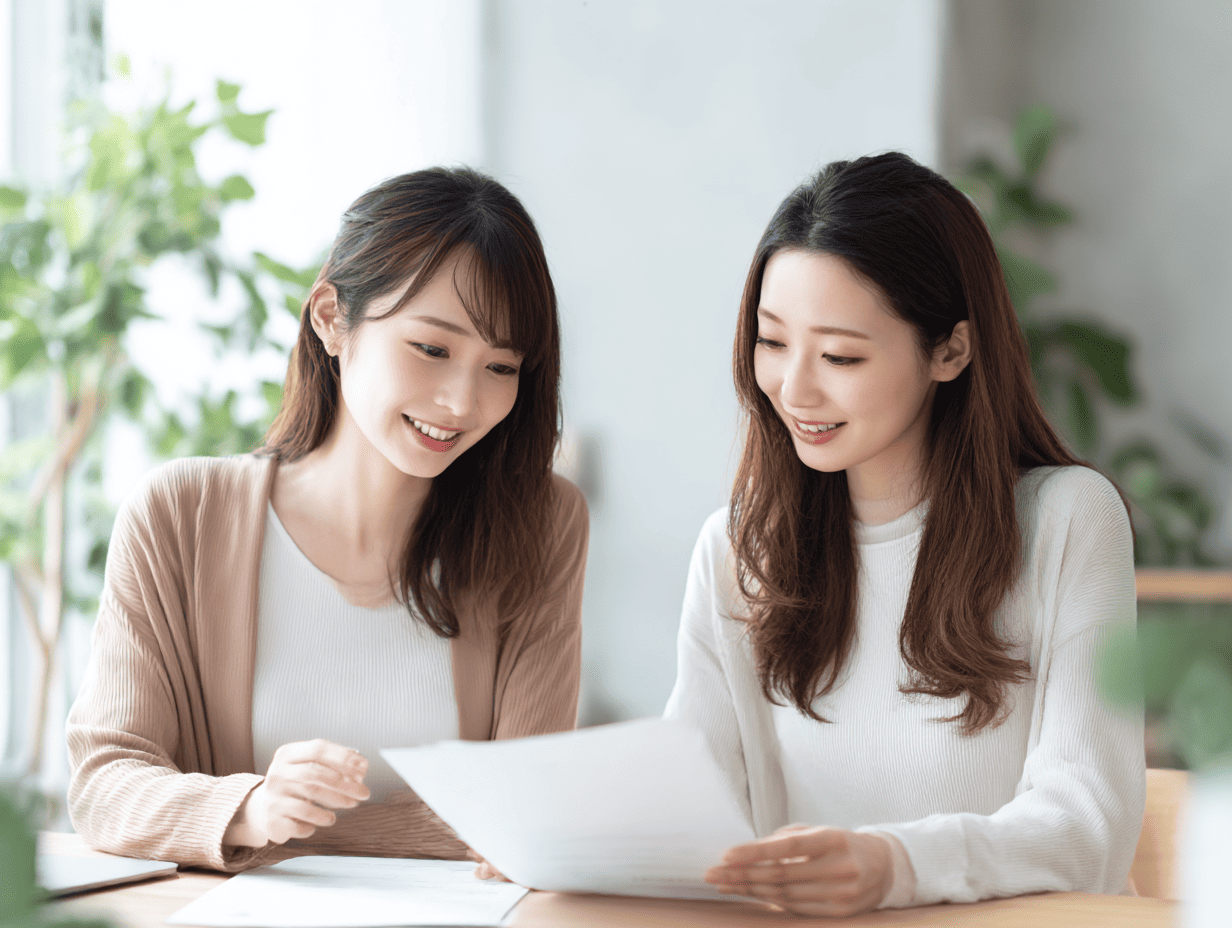 ノートパソコンが並ぶ事業所の作業スペース