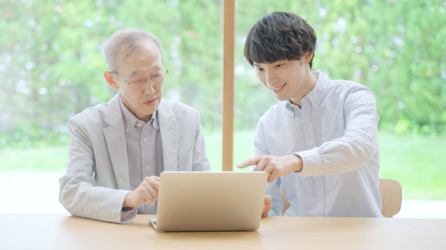 パソコンの修理・点検作業のイメージ