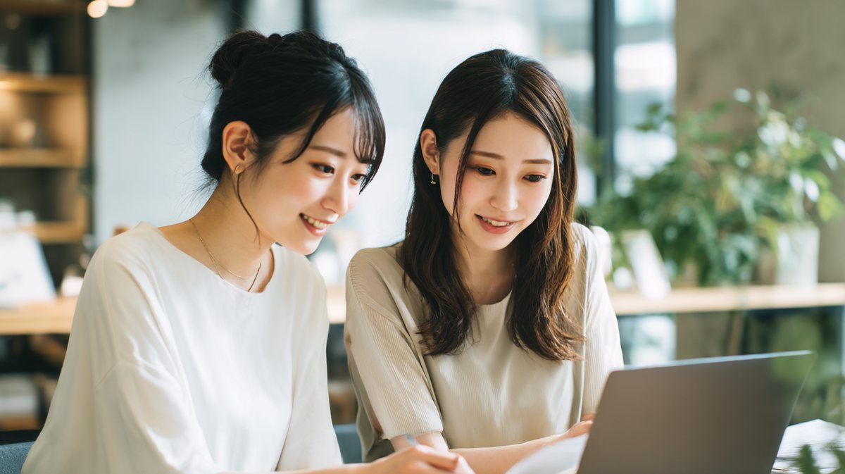 スタッフと一緒に作業を進める様子