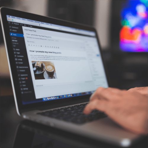 ノートパソコンでWebサイトを制作している様子